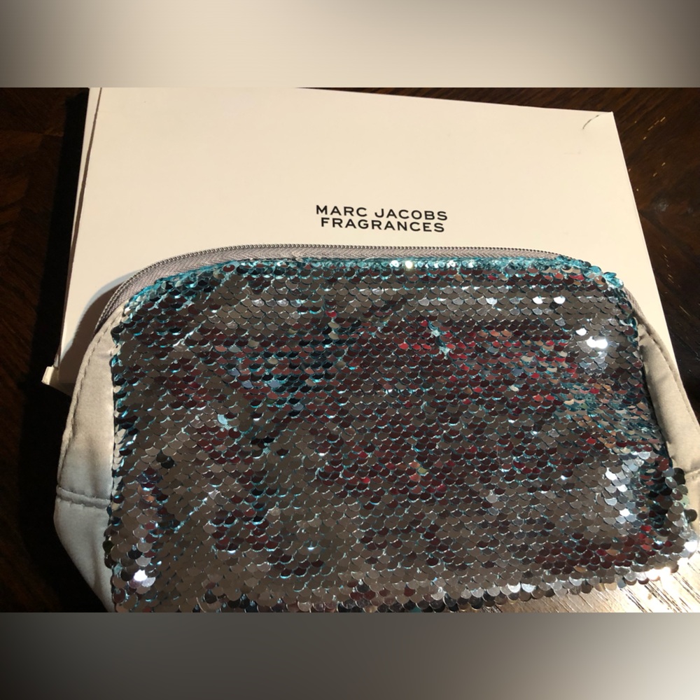 MARK JACOBS FRAGRANCES
Cosmetic Bags & Cases - Picture 11 of 12